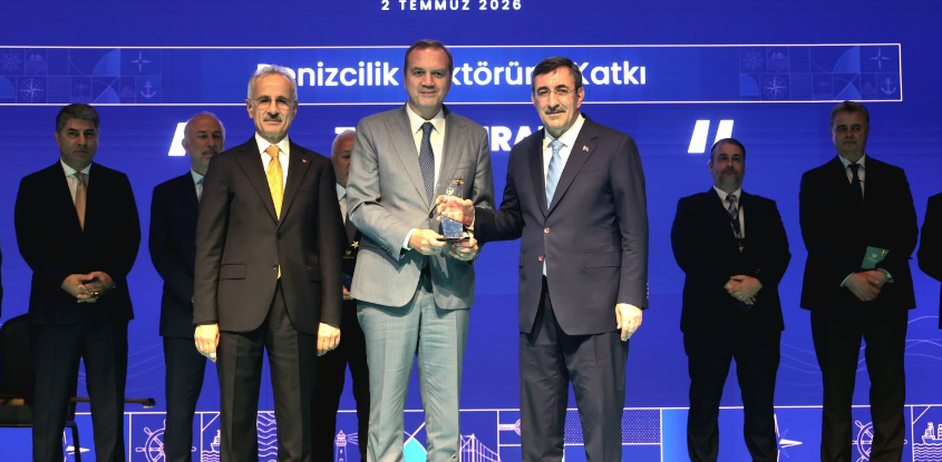 CUMHURBAŞKANI YARDIMCISI SN. CEVDET YILMAZ TARAFINDAN, İMEAK DTO YÖNETİM KURULU BAŞKANIMIZ TAMER KIRAN, 'DENİZCİLİK SEKTÖRÜNE KATKI' ÖDÜLÜ VERİLDİ